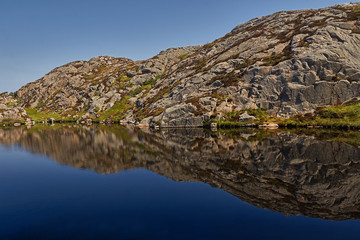Spiegelung eines Berges im See bei Sonnenschein