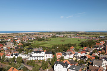 Obraz premium grünfläche umringt von gebäuden auf der nordsee insel borkum fototgrafiert während einer sightseeing tour auf der nordseeinsel borkum mit weitwinkelobjektiv