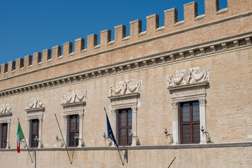 palazzo storico con finestre