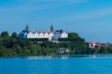 Bootstour auf dem Plöner See. Wunderschöne Aussicht auf das Plöner Schloss.