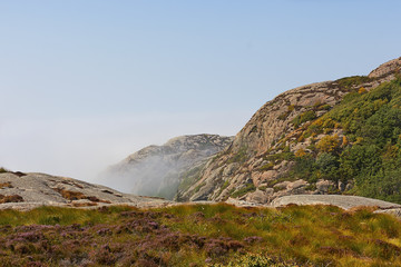 Fototapeta na wymiar Nebel in den Bergen vor Lindesnes