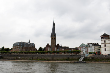 die skyline mit der kathedrale am rheinufer in düsseldorf in deutschland fotografiert während...