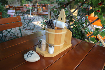 Menage mit Salz Pfeffer, Servietten und Besteck