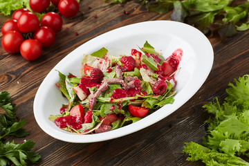 salad with beef and raspberries