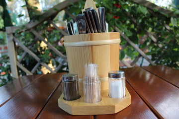 Menage mit Salz Pfeffer, Servietten und Besteck