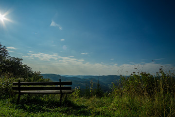 Fototapeta premium Unendliche Landschaften mit einer Bank