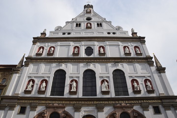 Fototapeta na wymiar Fassade der Michaelskirche in München