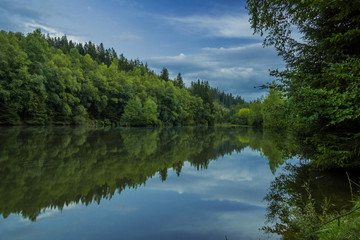 Gr&uuml;ne B&auml;ume und ein blauer Himmel am R&ouml;sper Weiher