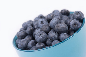 Frische reife Heidelbeeren isoliert auf weißem Hintergrund