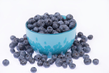 Frische reife Heidelbeeren isoliert auf weißem Hintergrund