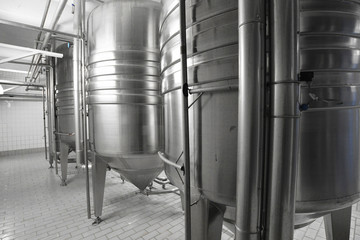 Tank aus Edelstahl in einer Brauerei zur Lagerung von Flüssigkeiten // Stainless steel tank in a brewery for storing liquids 