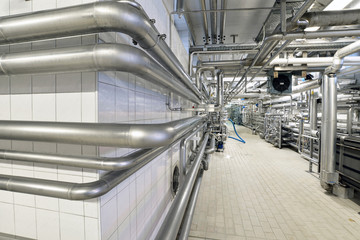 Rohrleitungen in einer Brauerei zum Transport der Rohstoffe // Pipelines in a brewery for the...