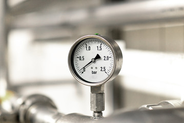 Messuhr in iner Industrieanlage zur Qualitätskontrolle // Dial gauge in an industrial plant for...