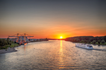 Obraz premium Sonnenuntergang über dem Rhein