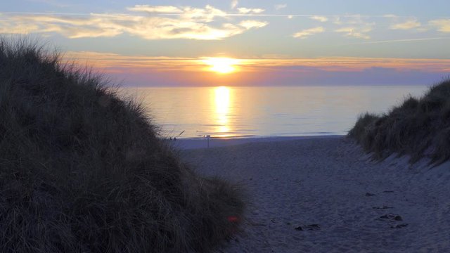Sonnenuntergag an der Nordsee mit D&uuml;nen Landschaft