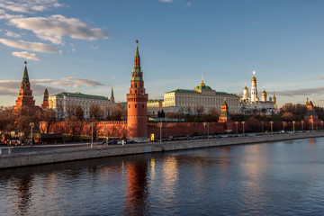 Obraz premium View of Moscow Kremlin Great Palaces and Churches from Moscow river at sunset