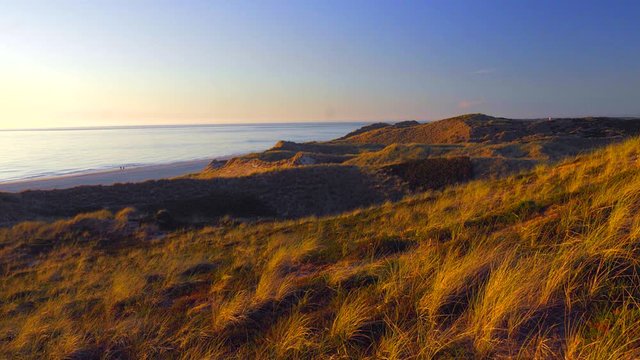 Wundersch&ouml;ner Blick &uuml;ber die D&uuml;nen - Landschaft von Sylt auf das Meer. Im Hintergrund der Leuchtturm von List