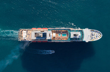 Fototapeta premium Statek turystyczny w błękitnym morzu, widok z lotu ptaka