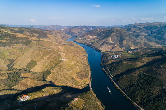 Panor&aacute;mica del Rio Douro en Sao Leonardo de Galafura. Peso da Regua. Portugal.