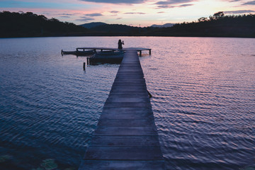 Obraz premium cute sunrise on the pier over the lake
