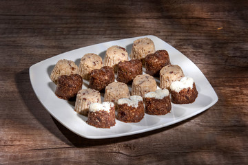 Trufas crudiveganas con almendras activadas, girasol activado, coco, azucar mascabo y cacao amargo.