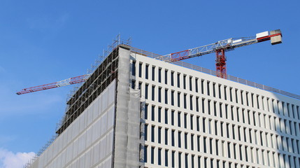 Cantiere edile - gru e ponteggio 
