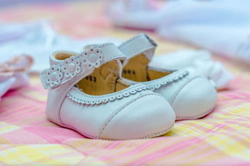 Fototapeta na wymiar Par de zapatos blancos para bebé