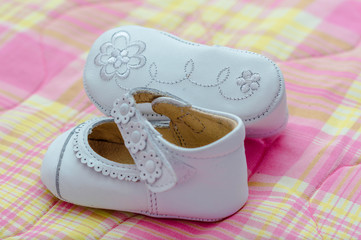 Zapatos blancos para bebé con adornos en la suela