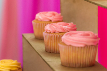 Cupcake de fresa en mesa de dulces