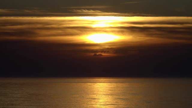 Sonnenuntergang bei stiller See auf Sylt mit D&uuml;nengras