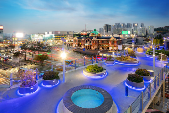 Seoul Station Seoullo 7017 Project turn a highway into a pedestrian walkway in Seoul, South Korea.