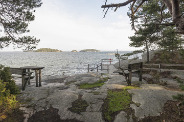 Klippbadet med bänkar och bord längst ut på Ingarö i Stockholms skärgård
