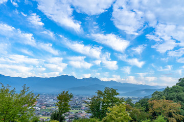北アルプスと大町市街の眺望　大町市山岳博物館