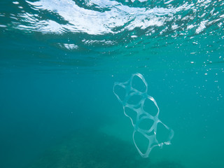 6 pack ring underwater plastic ocean