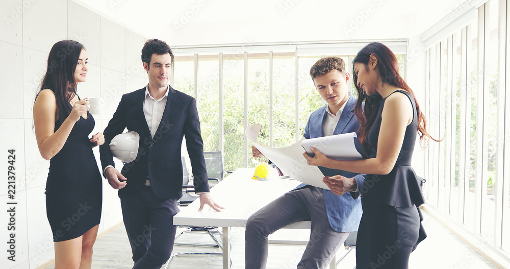 Aufkleber businessmen and engineer group using notebook for business partners discussing documents and ideas a