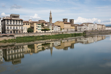 Fototapeta na wymiar Florence building water reflection