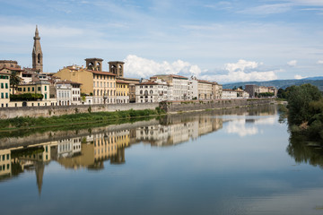 Fototapeta na wymiar view of the river in florence italy