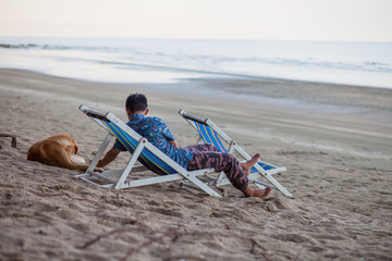 
The dog with the owner plays it on the beach.
