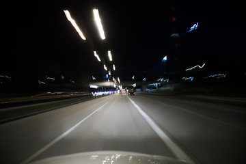 Fahrt in einen Tunnel bei Nacht