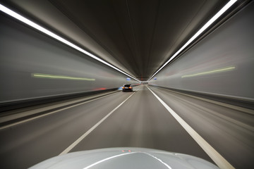 Fahrt durch einen Tunnel mit dem Auto in der Nacht