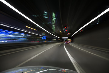 Auto fährt schnell durch einen Tunnel