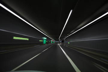 Auto fährt im Tunnel in der Nacht