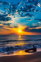 Obraz premium Niesamowity kolorowy wschód słońca na morzu