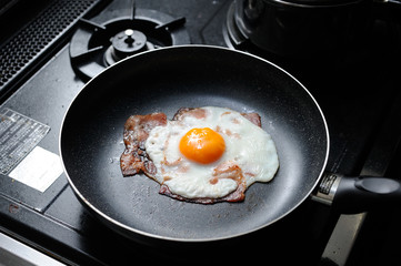 目玉焼き　ベーコンエッグ　キッチン