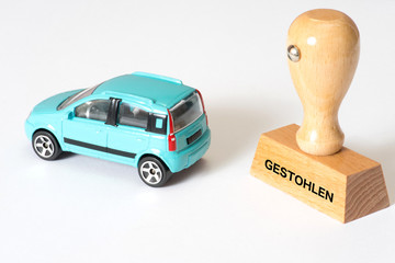 Ein Auto und ein Stempel mit dem Aufdruck Gestohlen