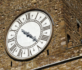 Turmuhr des Palazzo Vecchio an Backsteinwand