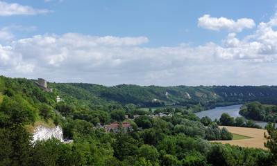 Fototapeta na wymiar Hills of the seine river in the Vexin Français Regional Nature Park