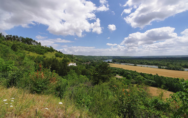 Fototapeta na wymiar Hills of the seine river in the Vexin Français Regional Nature Park
