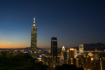 Obraz premium Landscape of the beautiful Taipei 101 It is located in the middle of the city and is the tallest building in Taiwan. Taipei cityscape with Taipei 101 taken from the elephant mountain. 28 Nov 2017