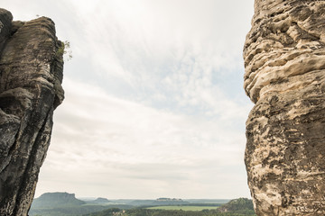 Kalkfelsen im Elbsandsteingebirge in der sächsichen Schweiz umrahmen die Landschaft